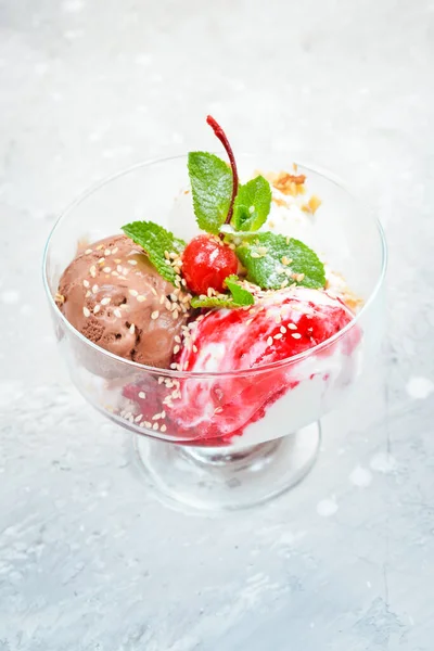 Balls Chocolate Strawberry Ice Cream Glasses Top View Free Space — Stock Photo, Image