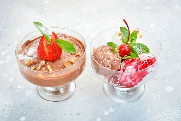 Balls Chocolate Strawberry Ice Cream Glasses Top View Free Space — Stock Photo, Image