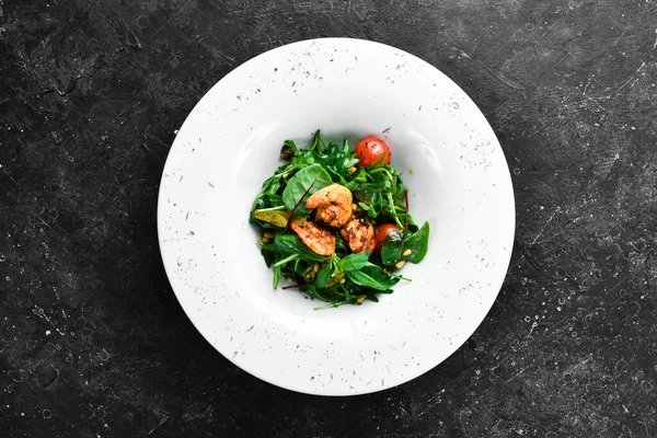 Salade Met Garnalen Arugula Een Bord Restaurant Serveren Bovenaanzicht Vrije — Stockfoto