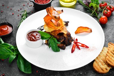 Soslu tavuk kanadı ve patates cipsi tabakta, restoran servisi. Üst Manzara. Metin için boş alan.