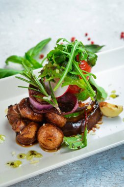 Tabakta ızgara sebze, restoranda yemek servisi. Patlıcan, mantar, kabak ve domates. Üst Manzara. Metin için boş alan.