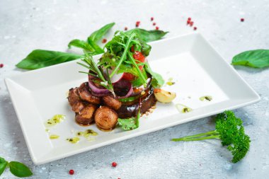 Tabakta ızgara sebze, restoranda yemek servisi. Patlıcan, mantar, kabak ve domates. Üst Manzara. Metin için boş alan.