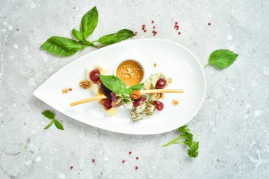 Antipasto peynirleri: bir tabakta peynir, peynir, parmesan peyniri, feta ve mavi peynir. Üst Manzara. Metin için boş alan.