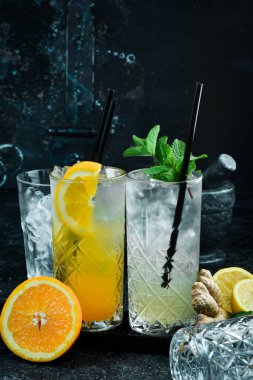 Renkli kokteyller. Bir çift limonata. İçkili bir bar tezgahı. Pankart. Siyah bir arkaplanda.