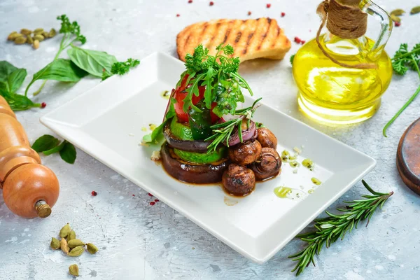 Gegrilltes Gemüse Auf Einem Teller Speisekarte Restaurant Auberginen Pilze Zucchini — Stockfoto