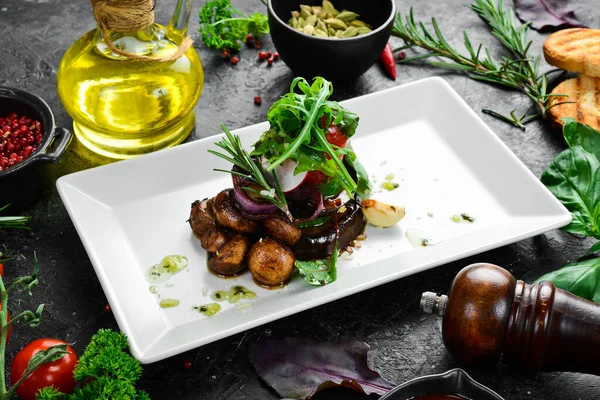 Légumes Grillés Dans Une Assiette Restaurant Servant Nourriture Aubergine Champignons — Photo