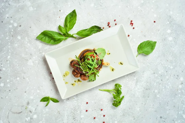 お皿の上で野菜を焼き 料理を提供するレストラン キノコ ズッキーニとトマト 最上階だ テキストのためのフリースペース — ストック写真