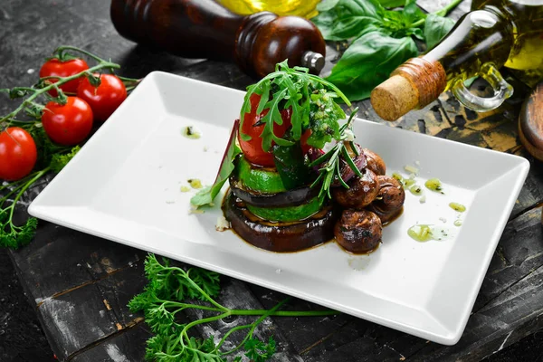Tabakta Izgara Sebze Restoranda Yemek Servisi Patlıcan Mantar Kabak Domates — Stok fotoğraf