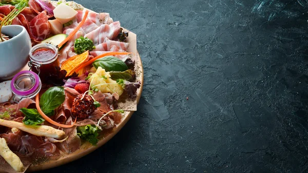开胃菜的配菜 意大利熏肉 橄榄和放在木板上的卷心菜 顶部视图 文件的自由篇幅 — 图库照片