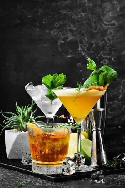 Eine Reihe Köstlicher Farbiger Alkoholischer Cocktails Auf Schwarzem Hintergrund Bar — Stockfoto