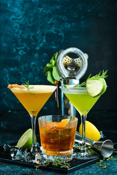 Conjunto Deliciosos Cócteles Alcohólicos Colores Sobre Fondo Negro Menú Bar —  Fotos de Stock