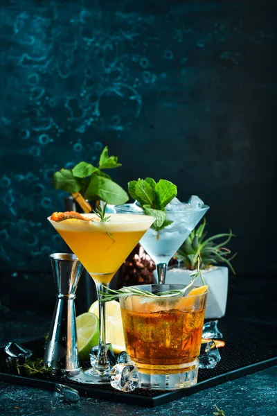 Una Serie Deliziosi Cocktail Alcolici Colorati Uno Sfondo Nero Menù — Foto Stock
