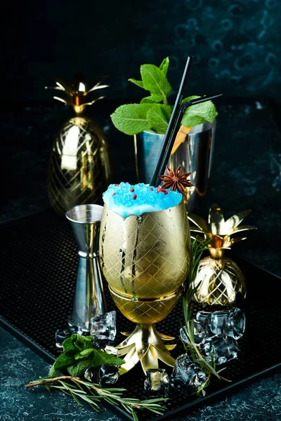 Blue Lagoon Cocktail Einem Metallglas Auf Schwarzem Hintergrund Bar Menü — Stockfoto
