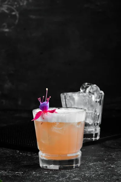 Rosa Alkoholhaltig Cocktail Svart Bakgrund — Stockfoto