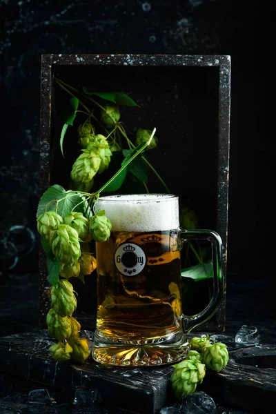 Ukraine Lviv 2022年9月12日 グラスの中のワースタイナービール 黒を背景に — ストック写真