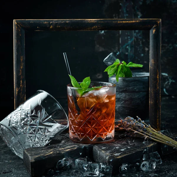 Whiskey Cóctel Agrio Una Bebida Alcohólica Clásica Sobre Fondo Negro — Foto de Stock