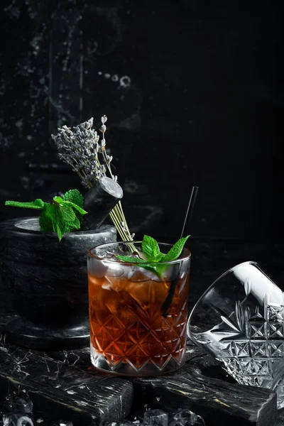 Whisky Sura Cocktail Klassisk Alkoholhaltig Dryck Svart Bakgrund Bar Meny — Stockfoto