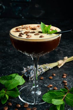 Yaz kokteyli ve bar konsepti. Kahve likörü, kahve çekirdeği ve buz ile taze alkollü kokteyl. Bar menüsü.