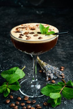 Yaz kokteyli ve bar konsepti. Kahve likörü, kahve çekirdeği ve buz ile taze alkollü kokteyl. Bar menüsü.