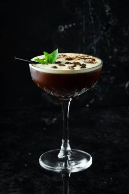 Yaz kokteyli ve bar konsepti. Kahve likörü, kahve çekirdeği ve buz ile taze alkollü kokteyl. Bar menüsü.