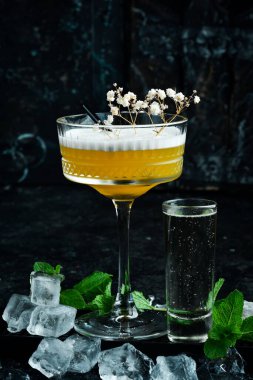 Yaz kokteyli ve bar konsepti. Ananas likörü ve buzlu taze alkollü kokteyl. Bar menüsü.