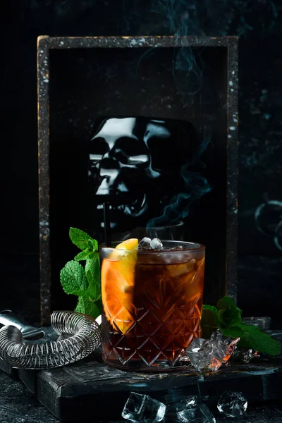 Klassisk Neger Cocktail Ett Retroglas Med Och Apelsinskal Svart Bakgrund — Stockfoto