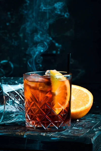 Klassisk Neger Cocktail Ett Retroglas Med Och Apelsinskal Svart Bakgrund — Stockfoto