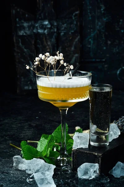Sommarcocktail Och Barkoncept Färsk Alkoholhaltig Cocktail Med Ananaslikör Och Bar — Stockfoto