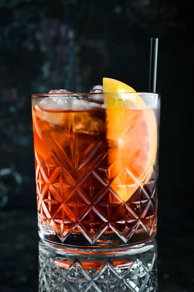Classic Negroni Cocktail Ένα Ρετρό Ποτήρι Πάγο Και Φλούδα Πορτοκαλιού Εικόνα Αρχείου
