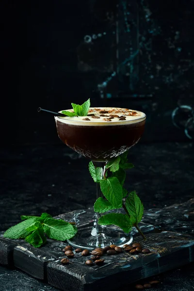 夏のカクテルとバーのコンセプト コーヒーリキュールとコーヒー豆と氷と新鮮なアルコールカクテル バーメニュー ロイヤリティフリーのストック画像