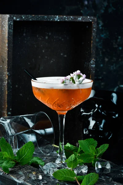 ラム酒 リキュール シロップ ライムジュース ミント 砕いた氷とチェンマイタイ人気のアルコールカクテル バーメニュー ロイヤリティフリーのストック写真