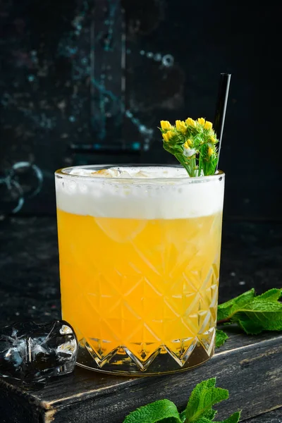 Vintage Stil Whisky Sura Orange Cocktail Den Svarta Bakgrunden Bar — Stockfoto