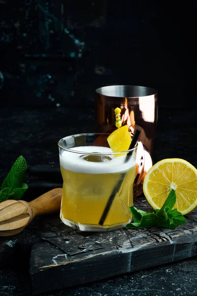 Cocktail Alkoholischer Cocktail Mit Zitronenlikör Und Zitronenschale Glas Bar Menü — Stockfoto