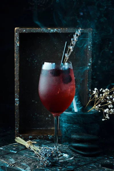 Een Cocktail Alcoholische Cocktail Met Bramen Likeur Lavendelbloemen Een Glas — Stockfoto