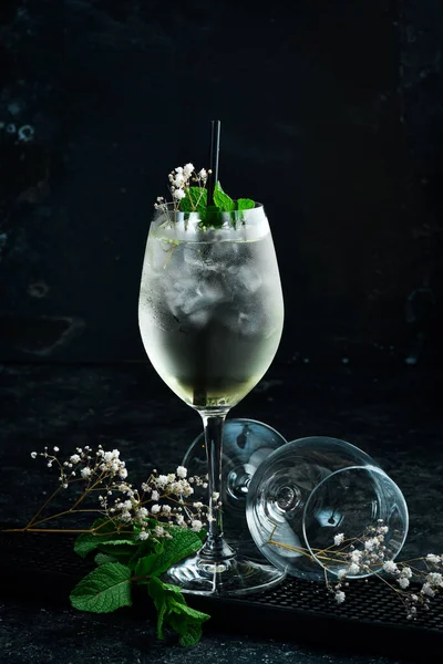 Cocktail Cocktail Alcolico Rinfrescante Con Menta Bicchiere Menù Bar — Foto Stock