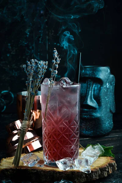 Kylande Drink Björnbärslemonad Med Tonic Och Lavendel Glas Cocktails Bar — Stockfoto
