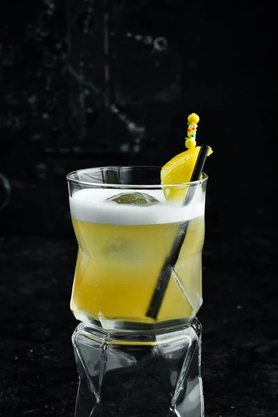 Een Cocktail Alcoholische Cocktail Met Citroenlikeur Citroenschil Een Glas Bar Stockafbeelding