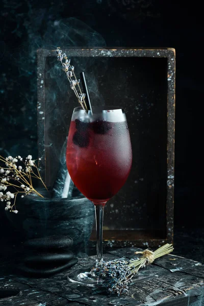 カクテルだ ブラックベリーリキュールとラベンダーの花をガラスに入れたアルコールカクテル バーメニュー ロイヤリティフリーのストック写真