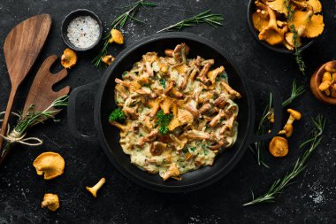 Krema sosunda, mutfak masasındaki tavada mantar pişirdim. Üst Manzara. Metin için boş alan.