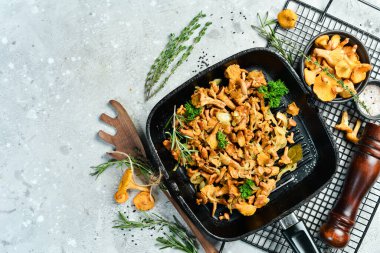 Mutfak masasında soğan ve baharatla pişirilmiş mantar mantarı. Üst Manzara. Metin için boş alan.