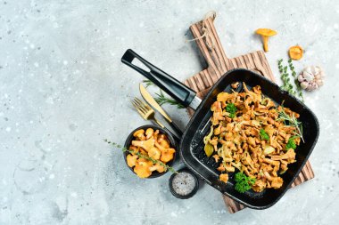 Mutfak masasında soğan ve baharatla pişirilmiş mantar mantarı. Üst Manzara. Metin için boş alan.