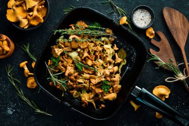 Mutfak masasında soğan ve baharatla pişirilmiş mantar mantarı. Üst Manzara. Metin için boş alan.