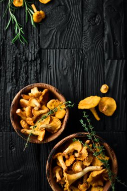 Kâsede organik mantar mantarı. Siyah taştan bir arka planda. Üst görünüm.