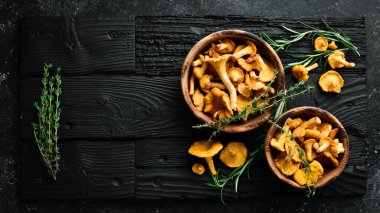 Kâsede organik mantar mantarı. Siyah taştan bir arka planda. Üst görünüm.