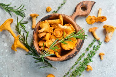 Çanakta Chanterelle mantarı. Organik orman yiyeceği. Üst Manzara. Taş bir arka planda.