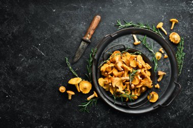 Çanakta Chanterelle mantarı. Organik orman yiyeceği. Üst Manzara. Taş bir arka planda.