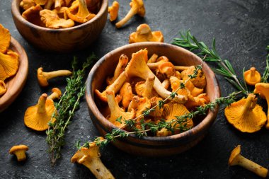 Bir kasede çiğ taze mantar. Organik orman yiyeceği. Yan görüş. Taş bir arka planda.