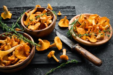 Bir kasede çiğ taze mantar. Organik orman yiyeceği. Yan görüş. Taş bir arka planda.