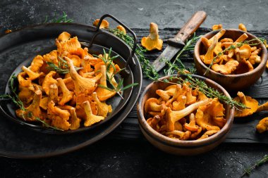 Bir kasede çiğ taze mantar. Organik orman yiyeceği. Yan görüş. Taş bir arka planda.