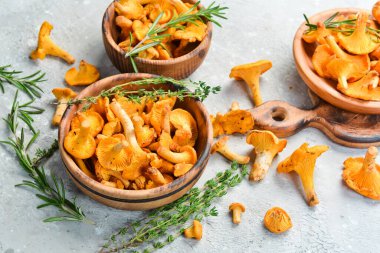 Bir kasede çiğ taze mantar. Organik orman yiyeceği. Yan görüş. Taş bir arka planda.